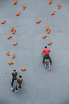 2013世界杯,中国,重庆,攀岩赛在重庆市大渡口区拉开帷幕,工作人员正在安装21米速攀抓手