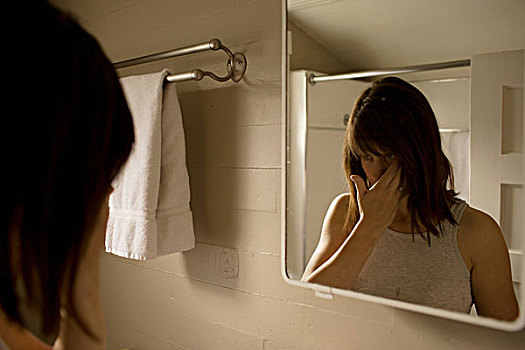 女人,张望,浴室镜