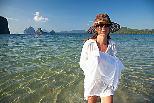 女人,游客,走,浅,清水,沙岛,靠近,埃尔尼多,巴拉望岛,菲律宾