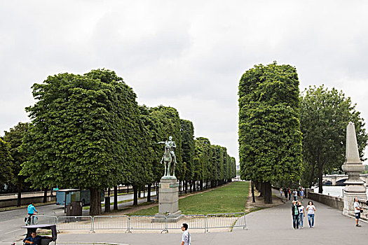 塞纳河旁,雕塑,绿植