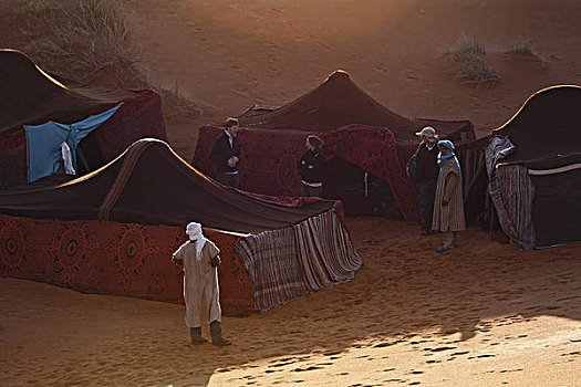 非洲,北非,摩洛哥,撒哈拉沙漠,梅如卡,却比沙丘,帐篷,落日,部落男子