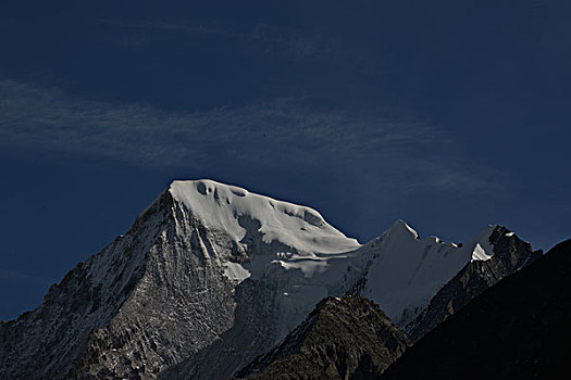 蓝天白云雪山高原