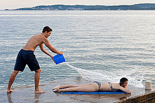 男青年,投掷,桶,水,上方,女性,日光浴,克罗地亚