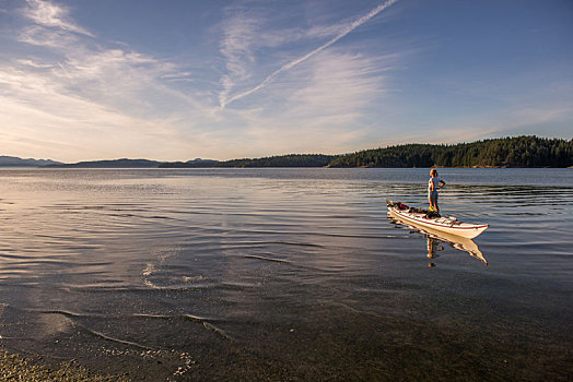 美女,皮划艇手,站立,向外看,皮筏艇,奎德拉岛,坎贝尔河,加拿大