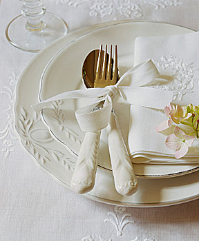 白色,餐具摆放,刺绣,餐巾,花