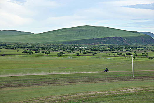 内蒙古呼伦贝尔额尔古纳根河湿地草原上奔驰的摩托车