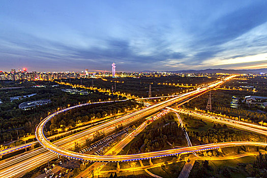 道路桥梁与天空