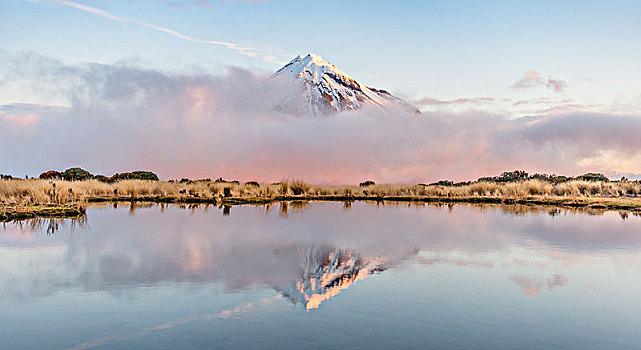 反射,山中小湖,层状火山,塔拉纳基,日落,艾格蒙特国家公园,北岛,新西兰,大洋洲