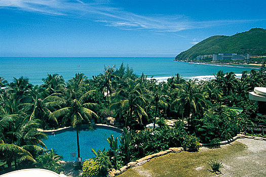 海南三亚银泰酒店泳池和大东海海滨