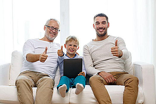 家庭,科技,人,概念,微笑,父亲,儿子,爷爷,坐,沙发,平板电脑,电脑,展示,竖大拇指,手势,在家