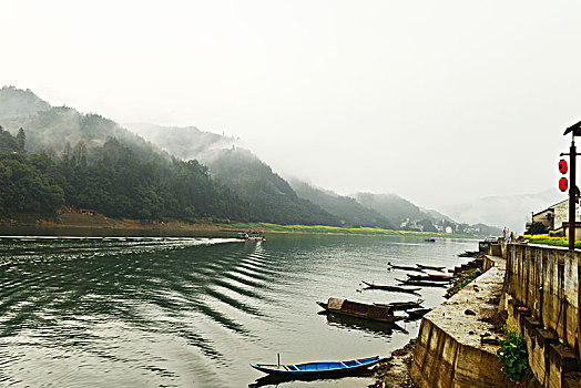 江河,山村,船