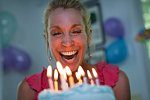 成年,女人,拿着,生日蛋糕,蜡烛