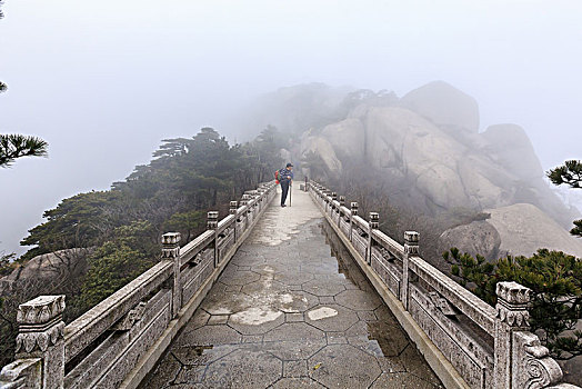 雾锁天柱山