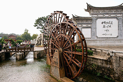 中国云南丽江古镇上的水车