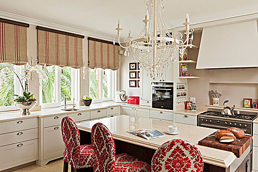 白色,厨房,独立式,台案,吧椅,软垫,红色,锦缎,仰视,吊灯