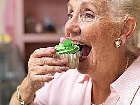 老年,女人,享受,杯形蛋糕,咖啡
