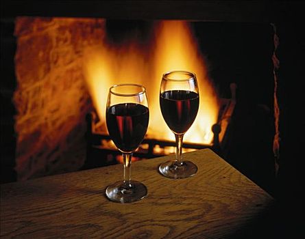 两个,玻璃杯,酒杯,葡萄酒,酒,火,壁炉,满杯,木头,木板,舒适,晚间,晚上,安静,放松