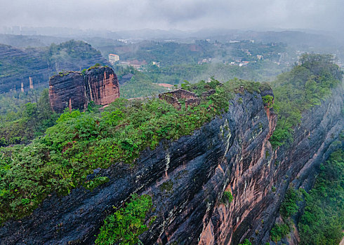 江西赣州于都县宽石寨,雨中丹霞风光秀美,雨雾缭绕山水如画