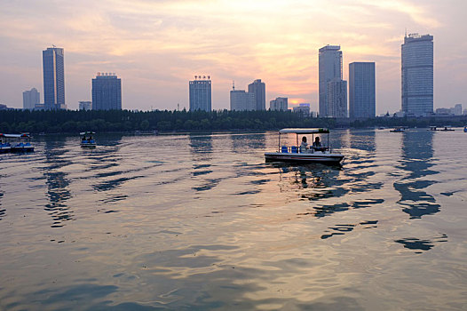 晚霞,湖面,船,高楼