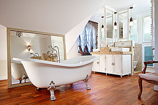 独立式,浴缸,爪,脚,正面,框架,镜子,相似,盥洗盆,木地板,宽敞,浴室