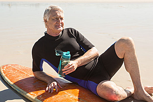 老人,拿着,水瓶,坐,冲浪板,海滩