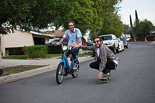 男性,玩滑板,朋友,摩托车,郊区,道路
