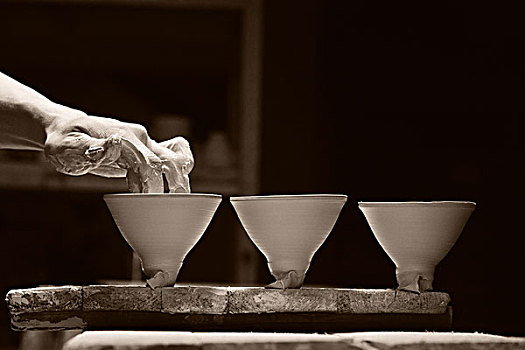 陶瓷工艺拉坯制瓷流程