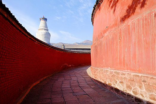 山西五台山红墙白塔