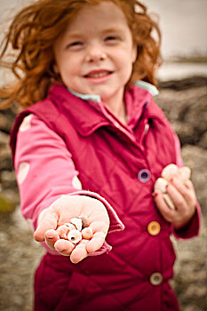 威尔士,安格尔西岛,女孩,室外,收集,海螺壳,寒冷,白天