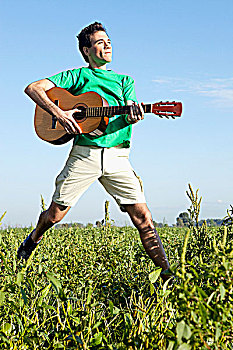男人,拿着,吉他,跳跃,土地