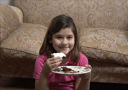 女孩,6-8岁,坐,沙发,吃,蛋糕,微笑,肖像