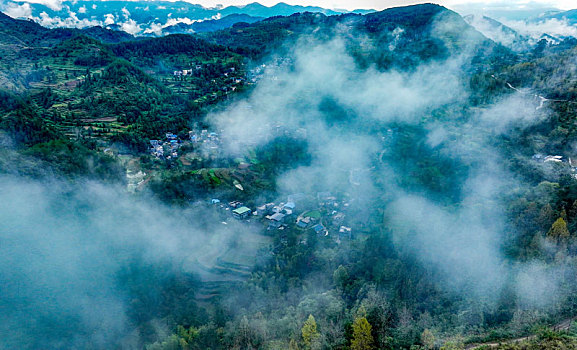 重庆酉阳,动如烟静如絮,秋后乡村云雾缭绕