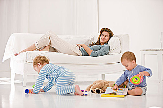婴儿,玩,玩具,母亲,休息,沙发