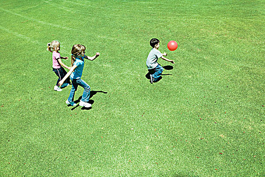 孩子,玩,球,草地