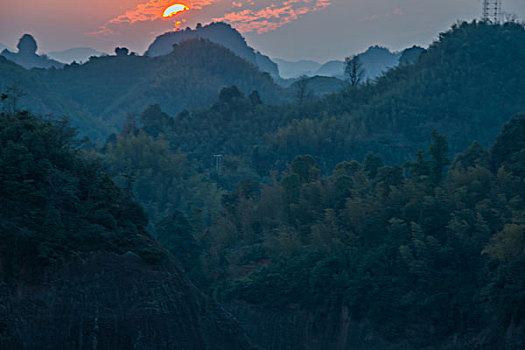 山,太阳,逆光,刺眼,线条,层次,驴友,旅行,地质公园,丹霞地貌,灌木,水潭,素材,质感,设计,细腻,纹理,树