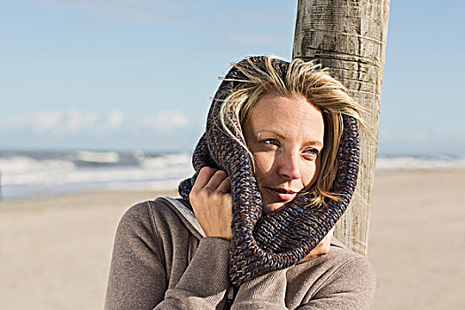 女人,戴着,围巾,海滩