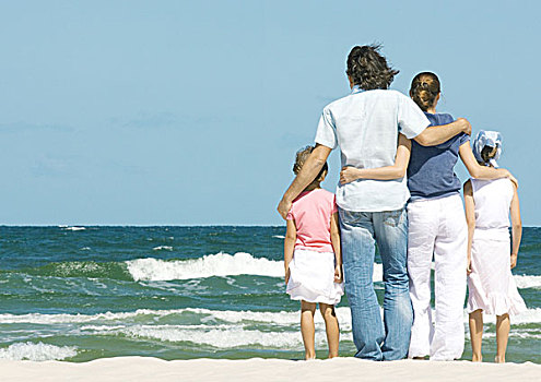 家庭,站立,靠近,海浪,面对,海洋,后视图