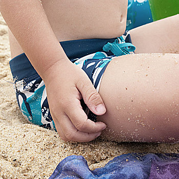 小男孩,坐,沙子,挠,腿,局部