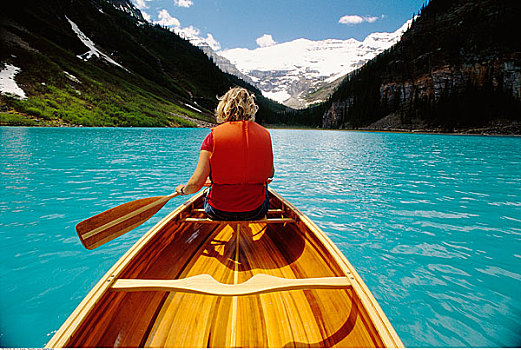 独木舟,路易斯湖,班芙国家公园,艾伯塔省,加拿大