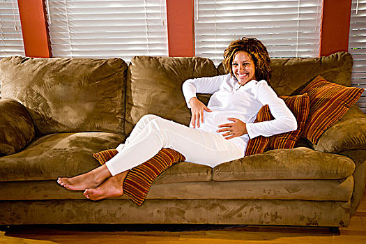 肖像,微笑,怀孕,美国黑人,女性,沙发