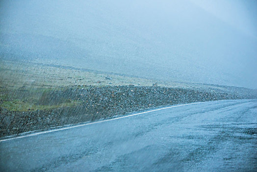 下雪的公路