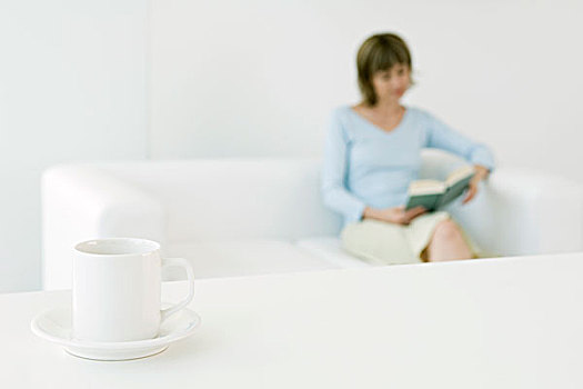 女人,读,书本,沙发,聚焦,咖啡杯,前景