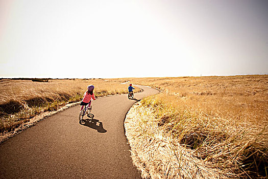 两个孩子,骑自行车,道路