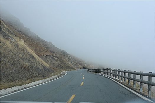 新疆阿勒泰地区山区路上野外风光冬季冬天公路大雾弥漫