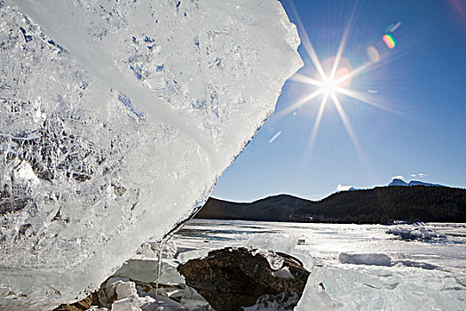 冰层,海岸线,高山湖,阳光乍现,蓝天,班芙,艾伯塔省,加拿大
