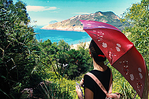 一个撑着伞看海的女孩