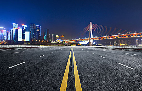 高速公路和现代城市天际线