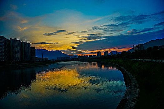 建筑群,高楼,河,灯,夜景,倒影,蓝天,白云