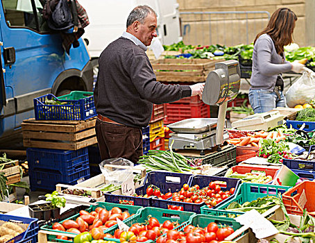 供应商,卖,蔬菜,村,农贸市场,附近相似的,意大利