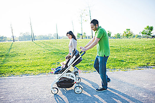 中年,夫妻,幼儿,女儿,婴儿车,漫步,公园